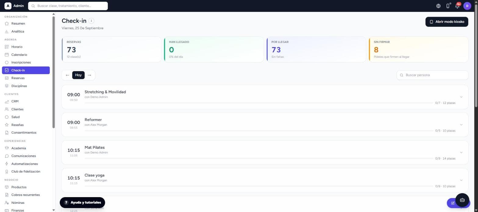 Check-in del día en un estudio con reservas y firmas pendientes
