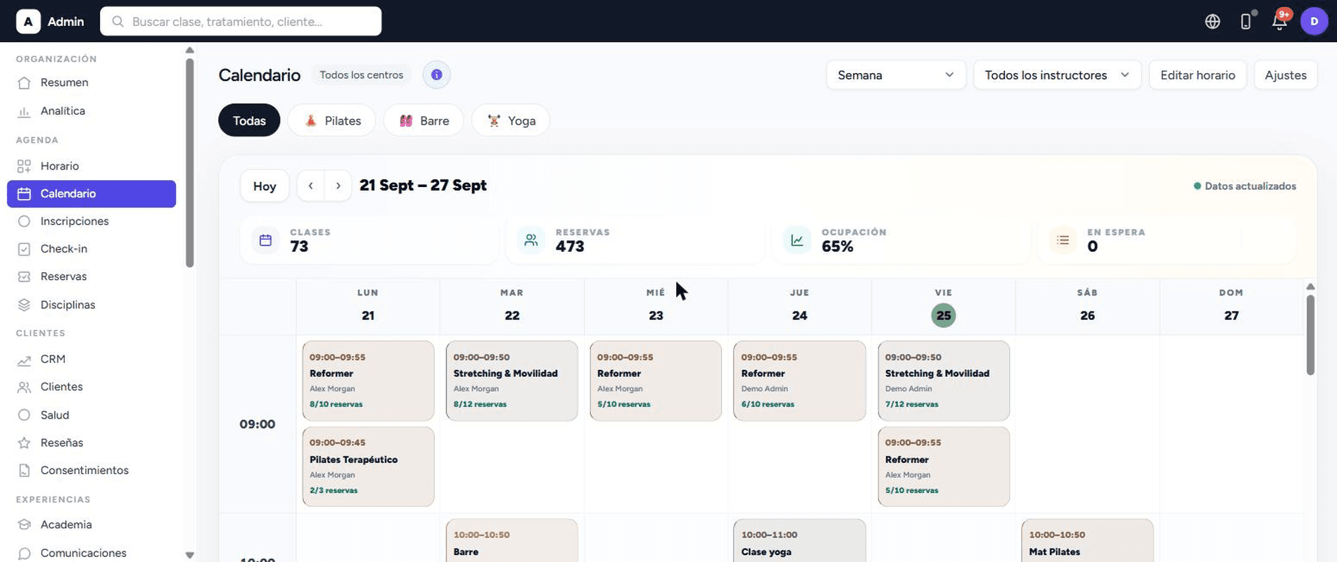 Calendario semanal con reservas, ocupación y clientas en lista de espera